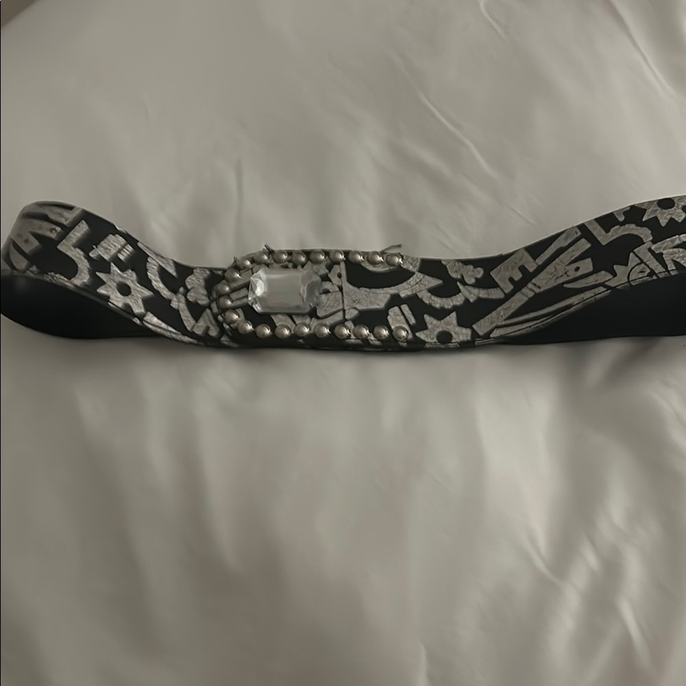 Silver Belt with Smooth Texture and Wide Design
This belt is vintage